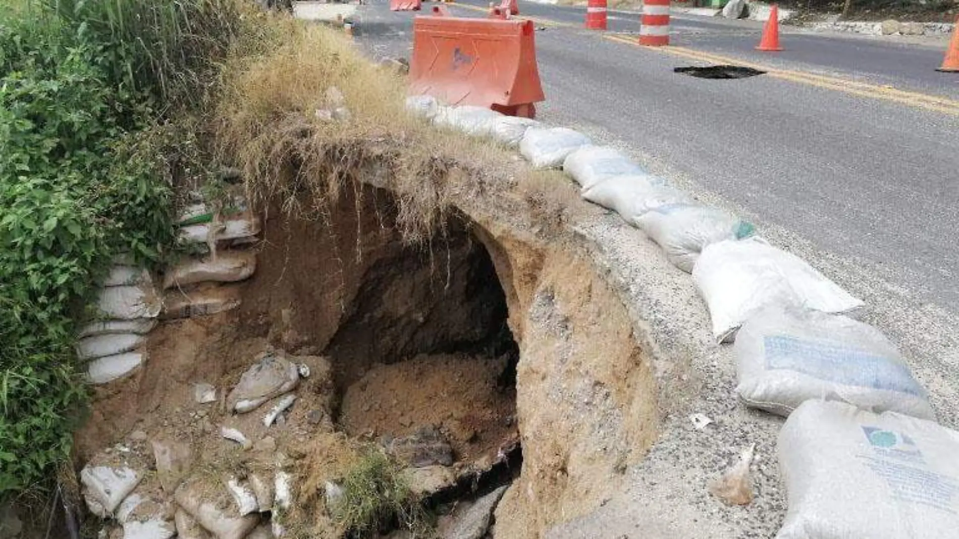 Socavón carretera